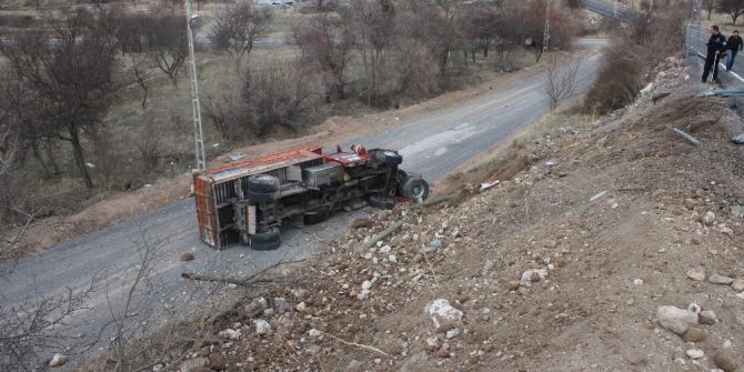 Kamyon Şarampole Yuvarlandı: 3 Yaralı