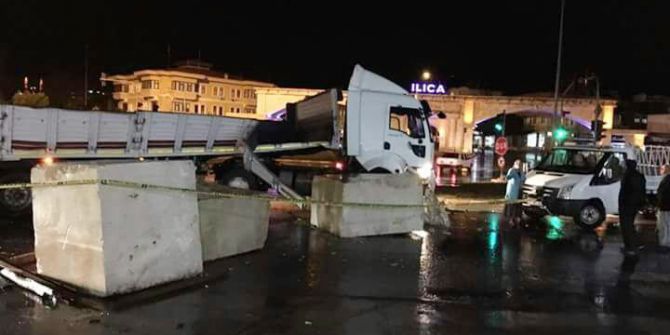 Tonlarca Mermer Yola Savruldu