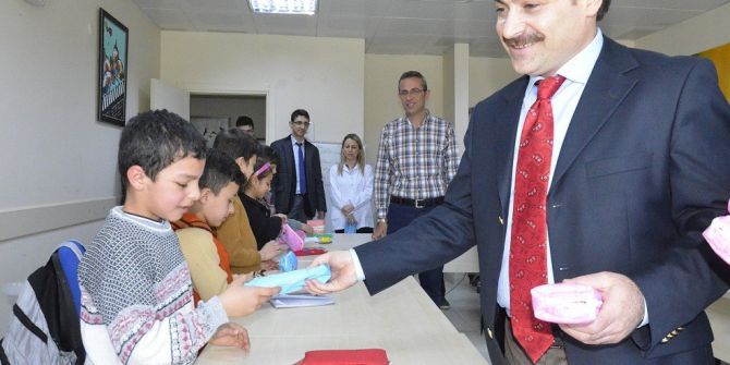 İstiklal Marşını Ezberleyen Muhacir Çocuklara Hediye Sözü