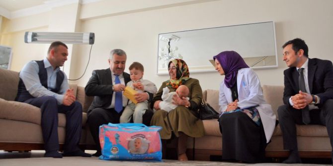 Başkan Baran Ve Eşi, Bebeklere Hoş Geldin Dedi