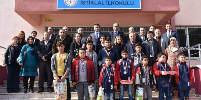 Kaymakam Arabacı Öğrencilere Kitap Hediye Etti