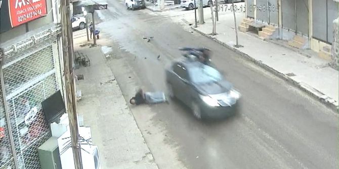 Motosiklet Sürücüsü Çarptığı Otomobilin Üstünde Kaldı