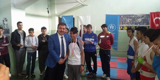 Siirt’te Liseler Arası Boks Turnuvası Yapıldı