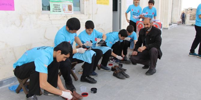 Öğrenciler Cami Cemaatinin Ayakkabılarını Boyadı