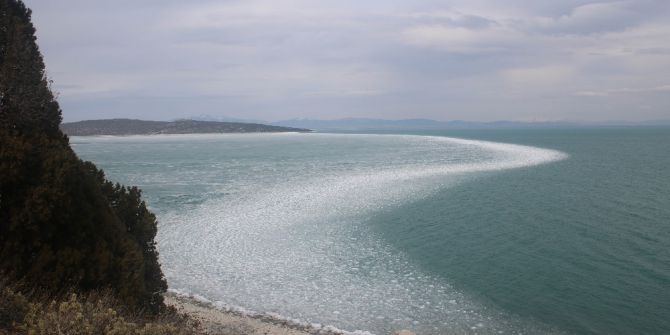 Gölün İki Yakasında İki Farklı Manzara