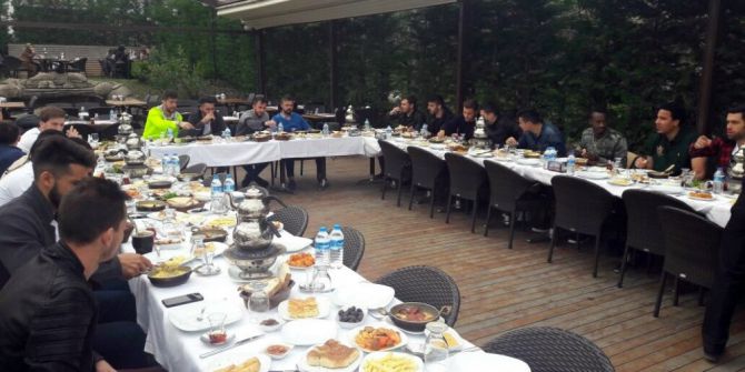 Kaleci Onur’dan Takım Arkadaşlarına Kahvaltı