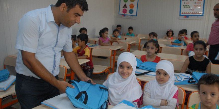 Suriyeli Öğrencilere Kırtasiye Yardımı Yapıldı