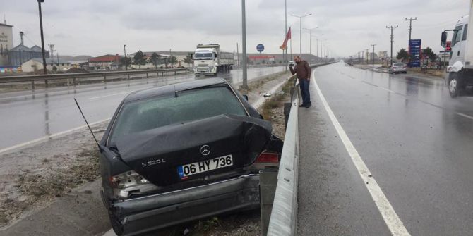 Otomobil Aydınlatma Direğine Çarptı