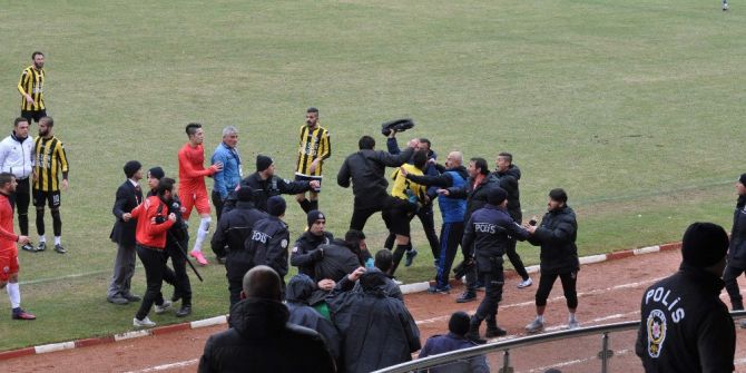 Yozgat’ta Amatör Küme Maçında Saha Karıştı