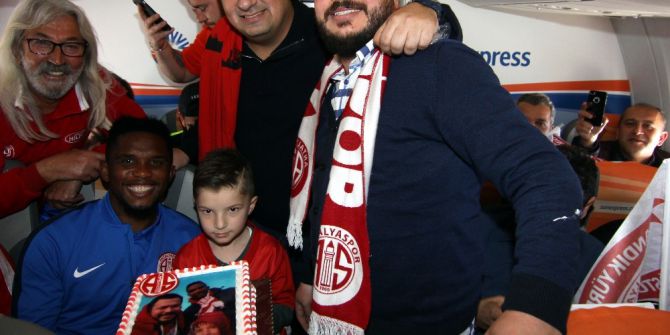 Minik Taraftardan Eto’o’ya 10 Bin Metrede Doğum Günü Sürprizi