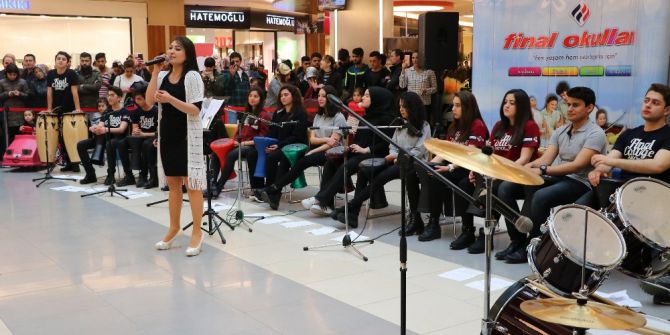 Öğrencilerden Müzik Dinletisi