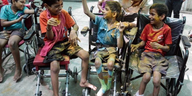 Hindistan’da Holi Festivali Renkli Görüntülere Sahne Oldu