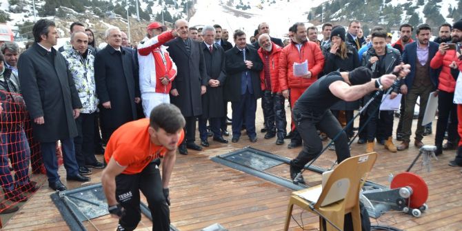 Kurtulmuş, Yol Uygulaması Yapan Polis Ekiplerini Ziyaret Etti