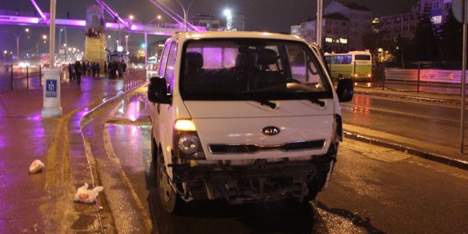 Kocaeli’de Zincirleme Trafik Kazası: 2 Yaralı