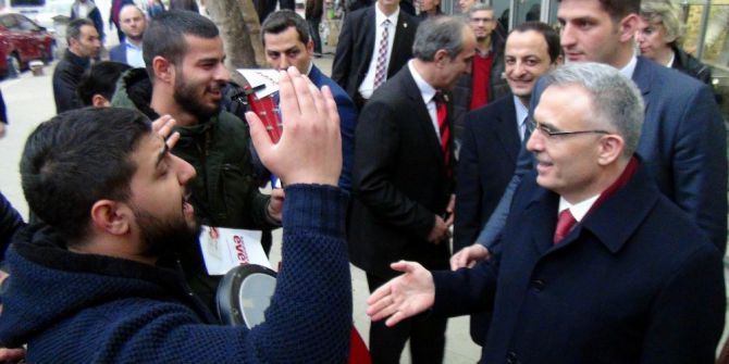 Bakan Ağbal’a ‘Evet’li Şarkı Sürprizi