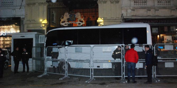 Hollanda Konsolosluğu Giriş Çıkışlara Kapatıldı