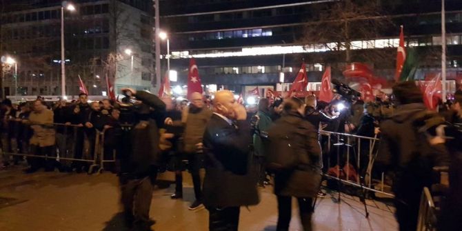 Hollanda’da Türk Vatandaşlarından Konsolosluk Önünde Protesto