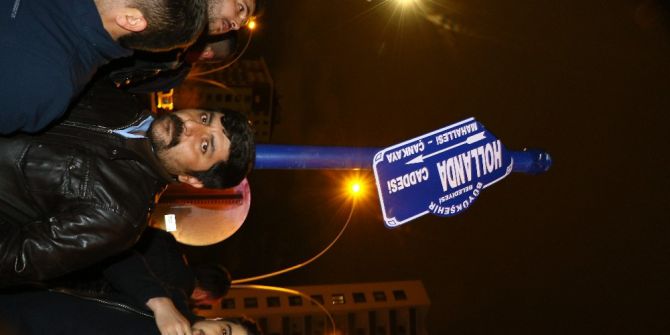 Protestocular Hollanda Caddesi Tabelasını Söktü