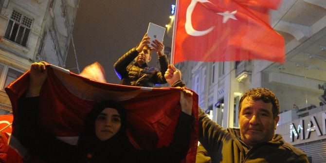 Hollanda’ya Tepki Gösteren Yüzlerce Kişi Konsolosluk Önüne Akın Etti