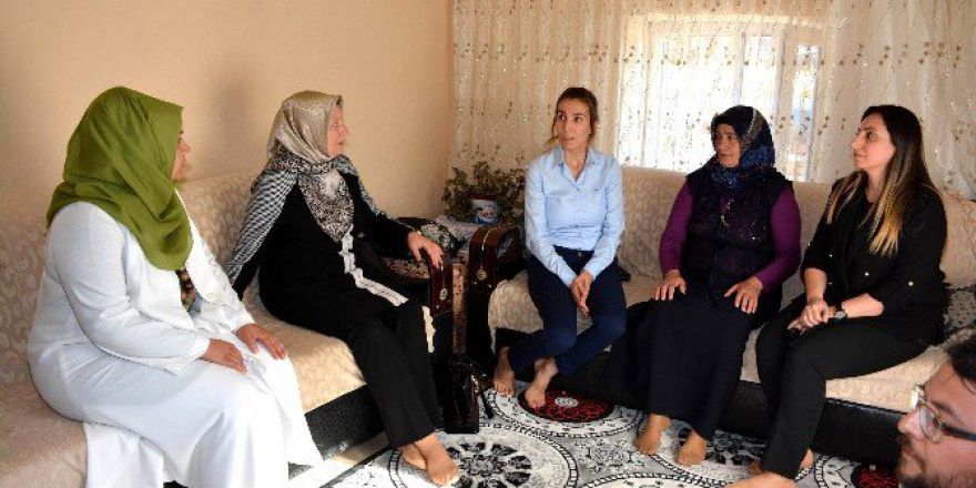 Protokol Eşleri Şehit Ailelerini Ziyaret Etti