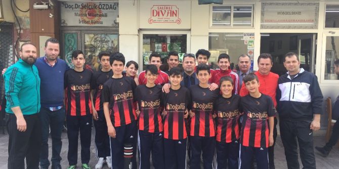 Manisalı Futsal Takımı Öğrencileri Moral Yemeğinde Buluştu