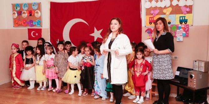 Miniklerden Evrensel İstiklal Marşı Gösterisi