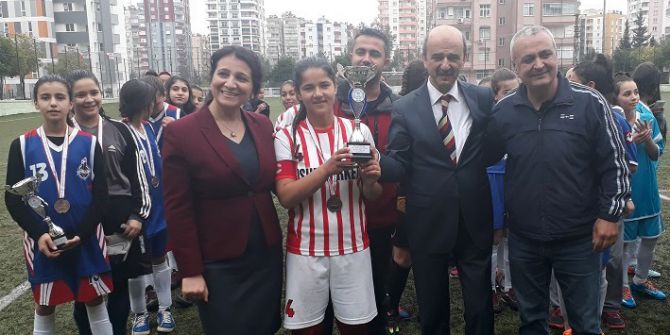 Karataşlı Kız Futbolcular Adana Üçüncüsü Oldu