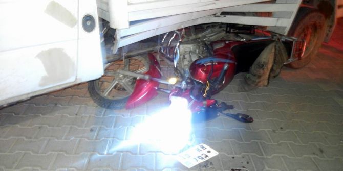Motosikletiyle Kamyonetin Altına Girdi