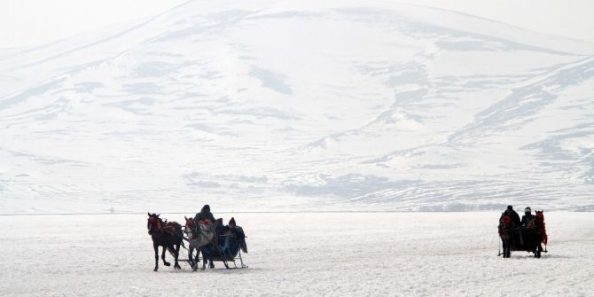 Çıldır Gölü’nde Atlı Kızak Keyfi Devam Ediyor