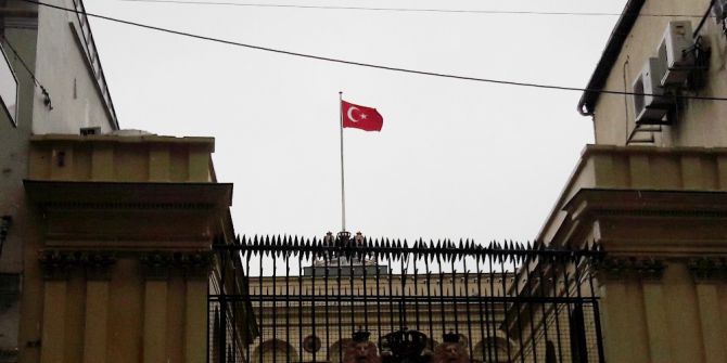 Hollanda Başkonsolosluğuna Türk Bayrağı Asıldı