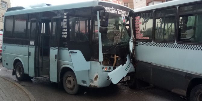 Kartalda İki Yolcu Minibüsü Kafa Kafaya Çarpıştı: Yaralılar Var