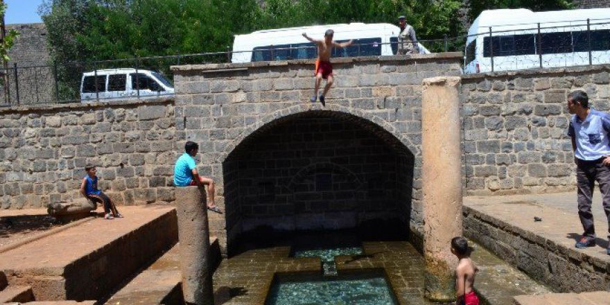 Çocuklar Tehlikeye Atlıyor