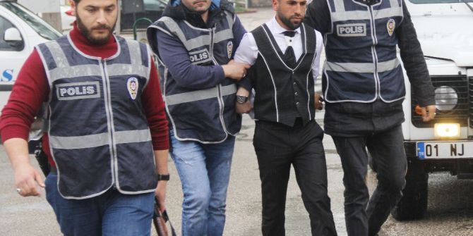 Aranan Şahıs Düğün Günü Damat Tıraşı Olurken Yakalandı