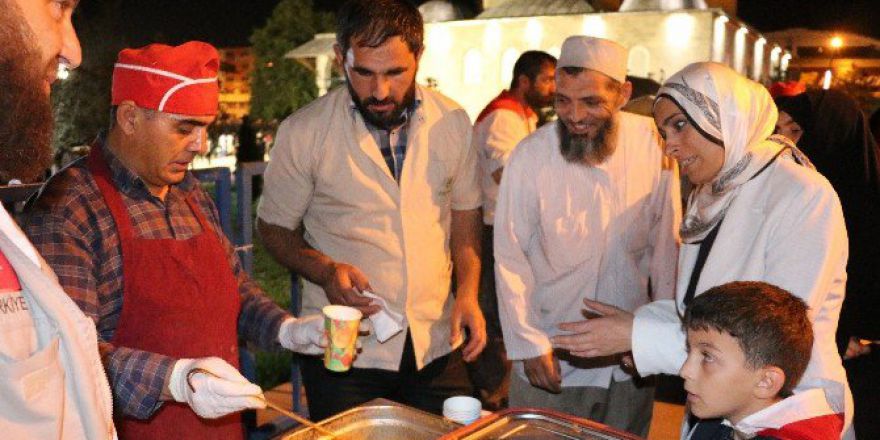 Vuslat Derneği, Milli İrade Nöbetinde 20 Bin Kişiye Çorba Dağıttı