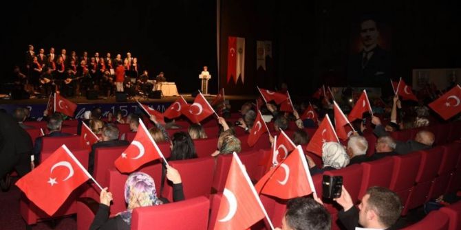 "Çanakkale’den 15 Temmuz’a Türk’ün Vatan Türküsü" Ayakta Alkışlandı