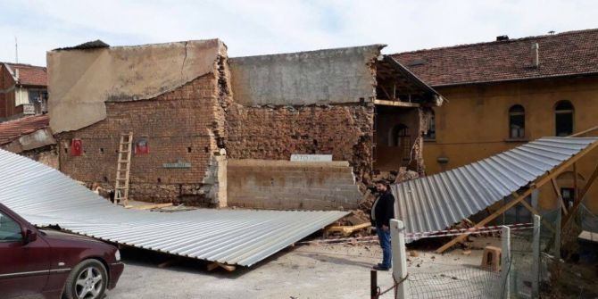 Eski Bina, Otoparkın Üzerine Yıkıldı