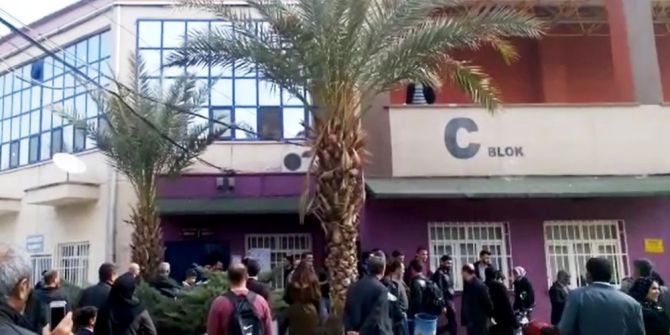 Şanlıurfa’da Geç Kalan Öğrenciler Sınava Alınmayınca Okulun Pencere Ve Kapılarına Zarar Verdi