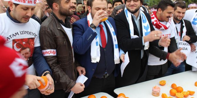 Hollanda’daki Bakan Engeline Portakal Sıkma Eylemi