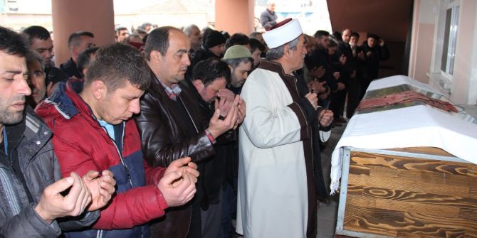 Ölümü Şüpheli Bulunan Çocuk Son Yolculuğuna Uğurlandı