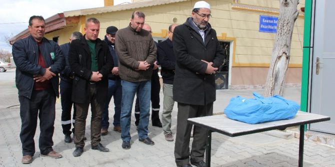 Balkonda Ölü Bulunan Bebek Kimsesizler Mezarlığına Gömüldü