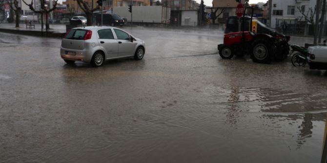 Mut’ta Yağmur Ve Dolu Hayatı Felç Etti