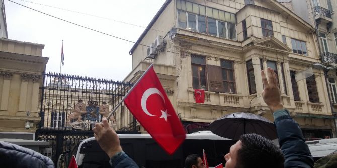 Hollanda’ya Tepki Gösteren Vatandaşların Konsolosluk Önündeki Bekleyişi Devam Ediyor