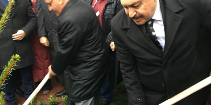 Bakan Eroğlu, Ümraniye’de Fidan Dikti