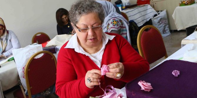 Kansere İnat Hayatı “Nakış” Gibi İşliyor