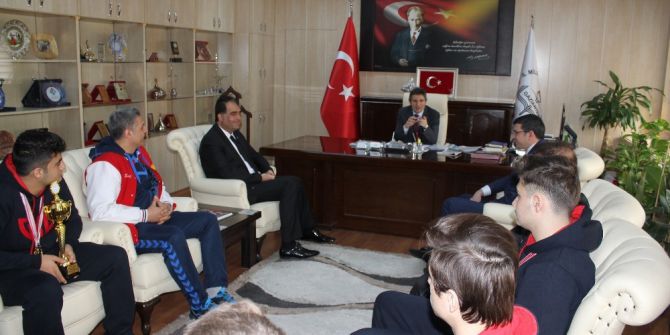 Gkv’nin Şampiyon Ekibi Milli Eğitim Müdürünü Ziyaret Etti