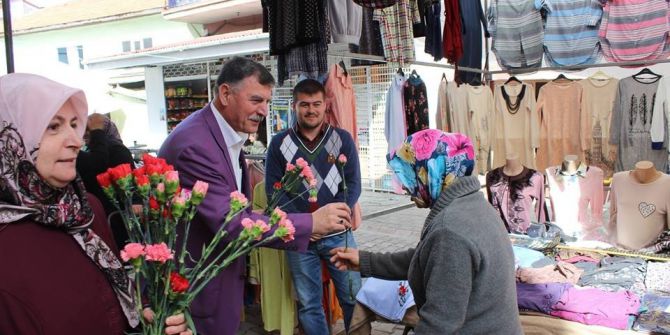 Başkan Duymuş, Pazarı Gezdi Bayanlara Karanfil Dağıttı