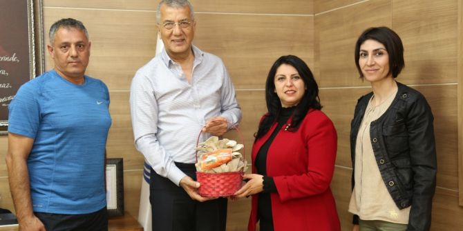 İstiridye Mantarı Üreten Öğrencilere Başkan Tarhan’dan Satış Desteği