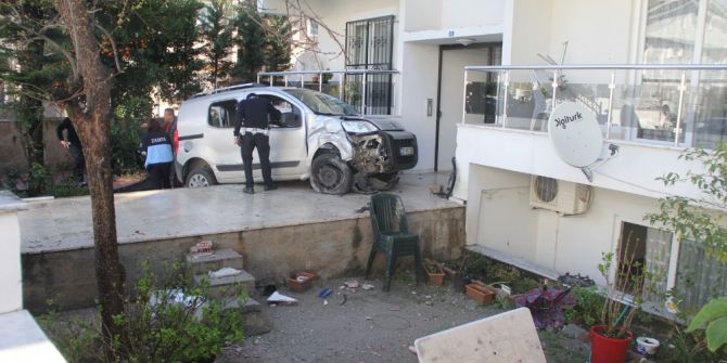 Fren Yerine Gaza Basın Kadın Sürücü Bahçeye Daldı