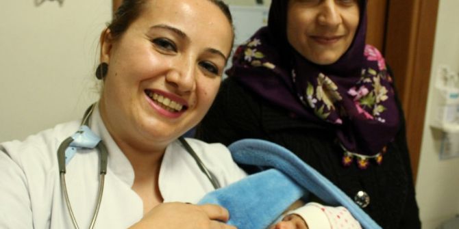 Hastaneye Yetişmeyince Arabada Doğum Yaptırdılar