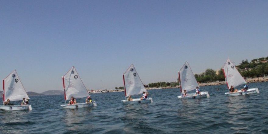 Kartallı Çocukların Yelkenleri Rüzgarla Doluyor